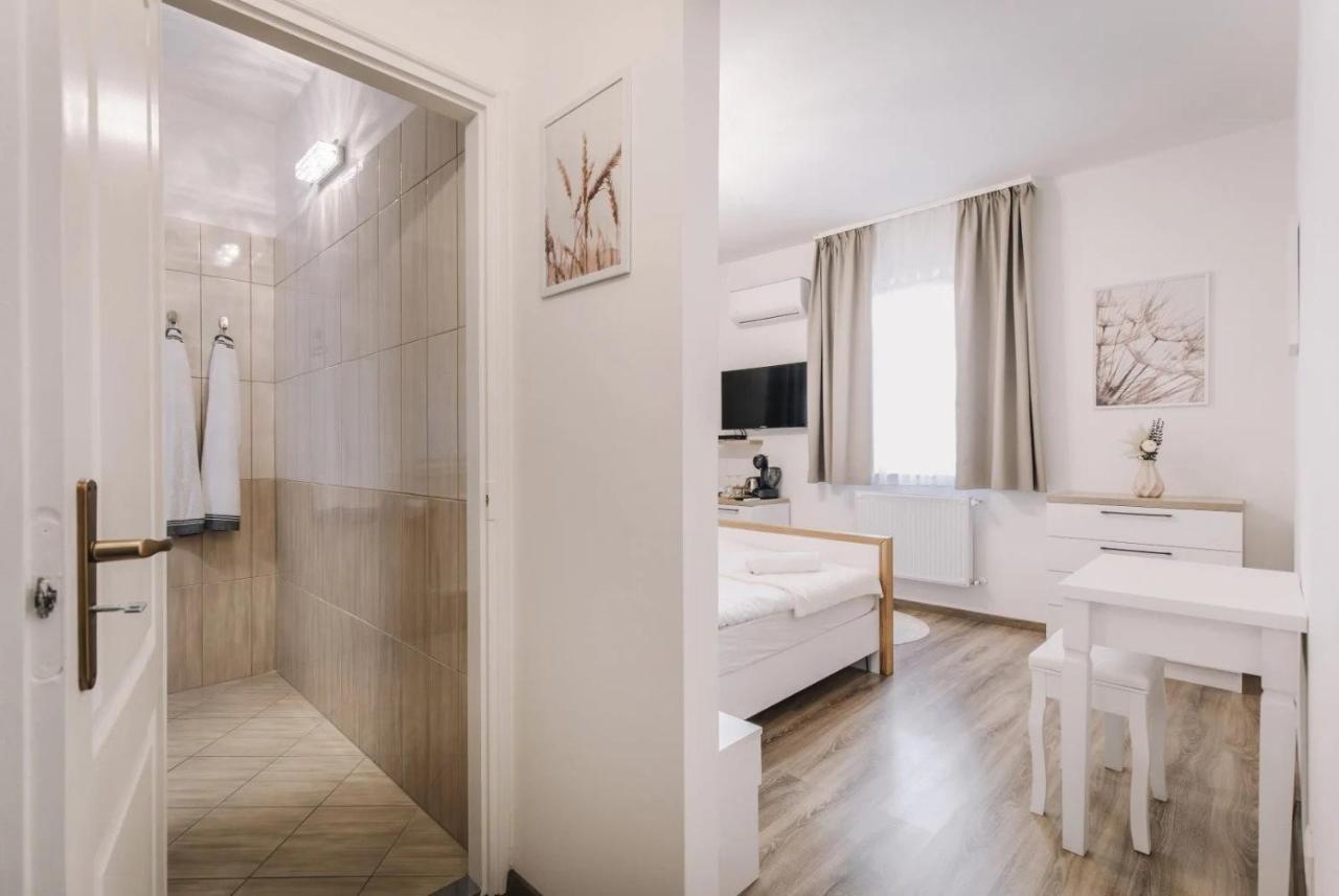Apartmanhaz Soho Gyor Bagian luar foto