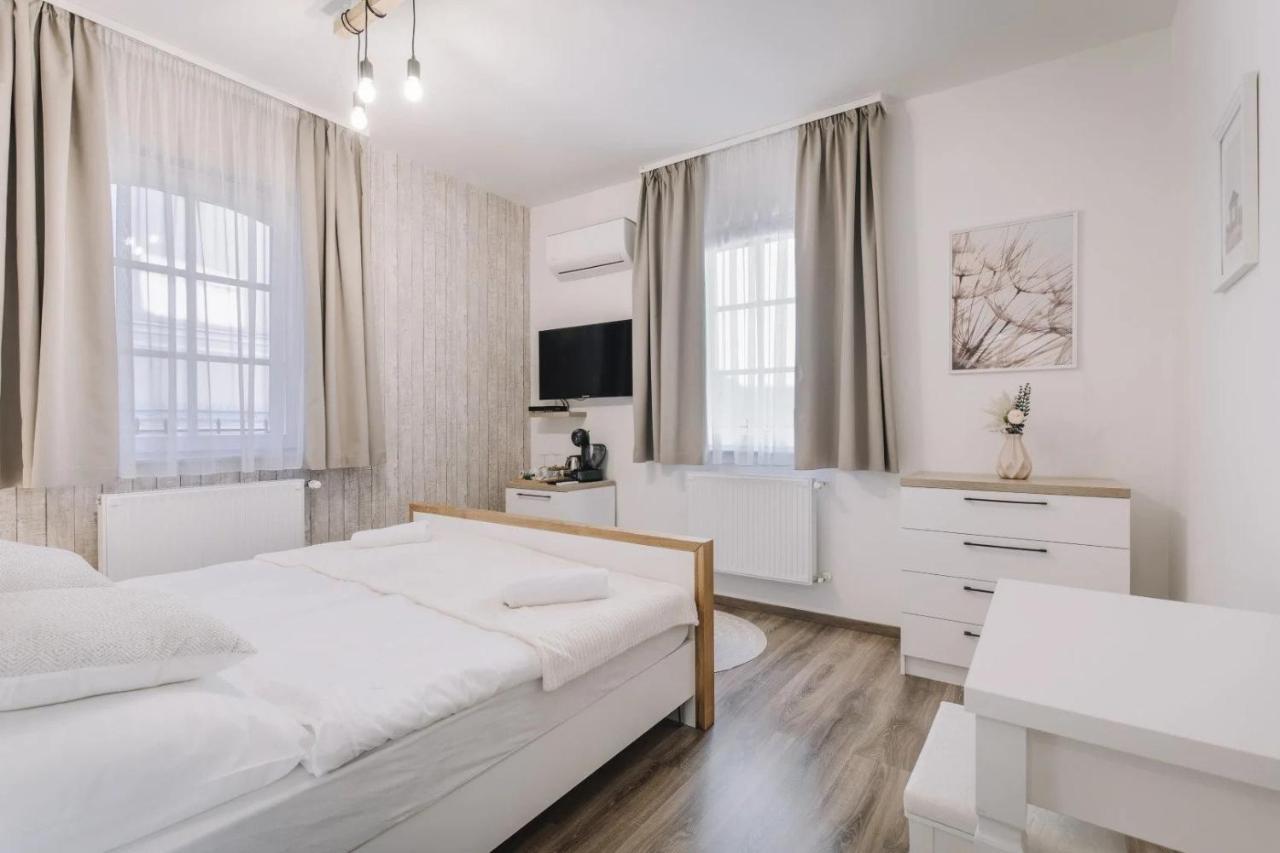 Apartmanhaz Soho Gyor Bagian luar foto