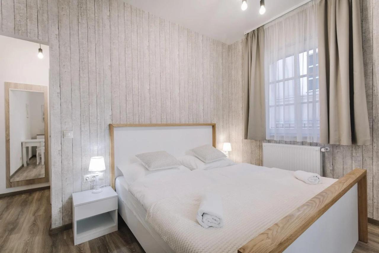 Apartmanhaz Soho Gyor Bagian luar foto