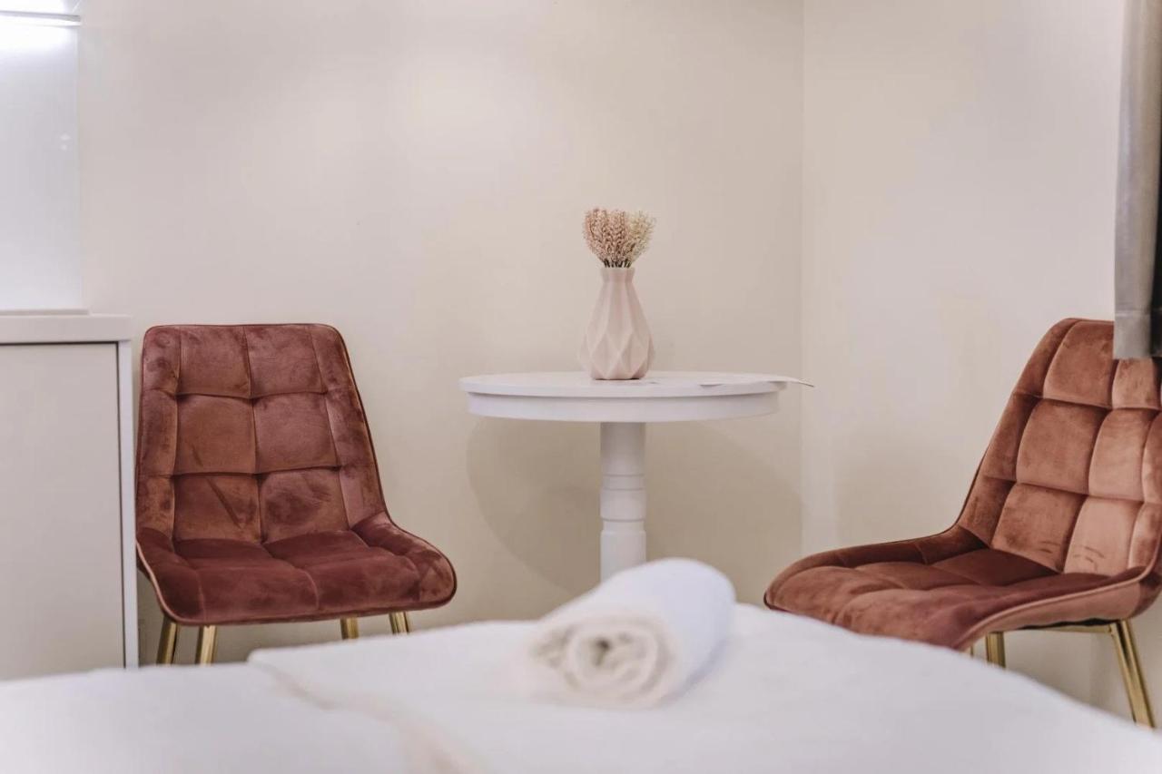 Apartmanhaz Soho Gyor Bagian luar foto