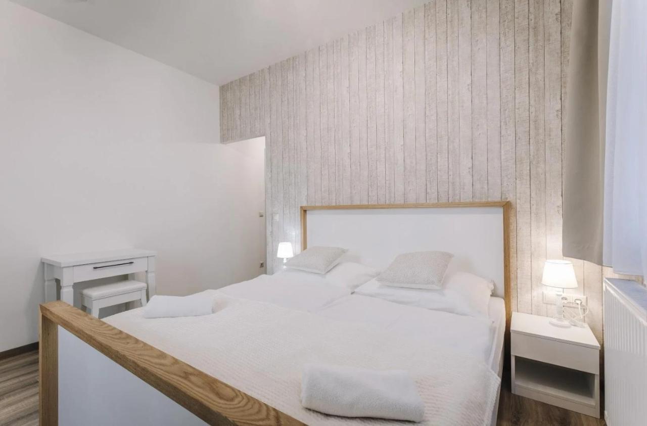 Apartmanhaz Soho Gyor Bagian luar foto