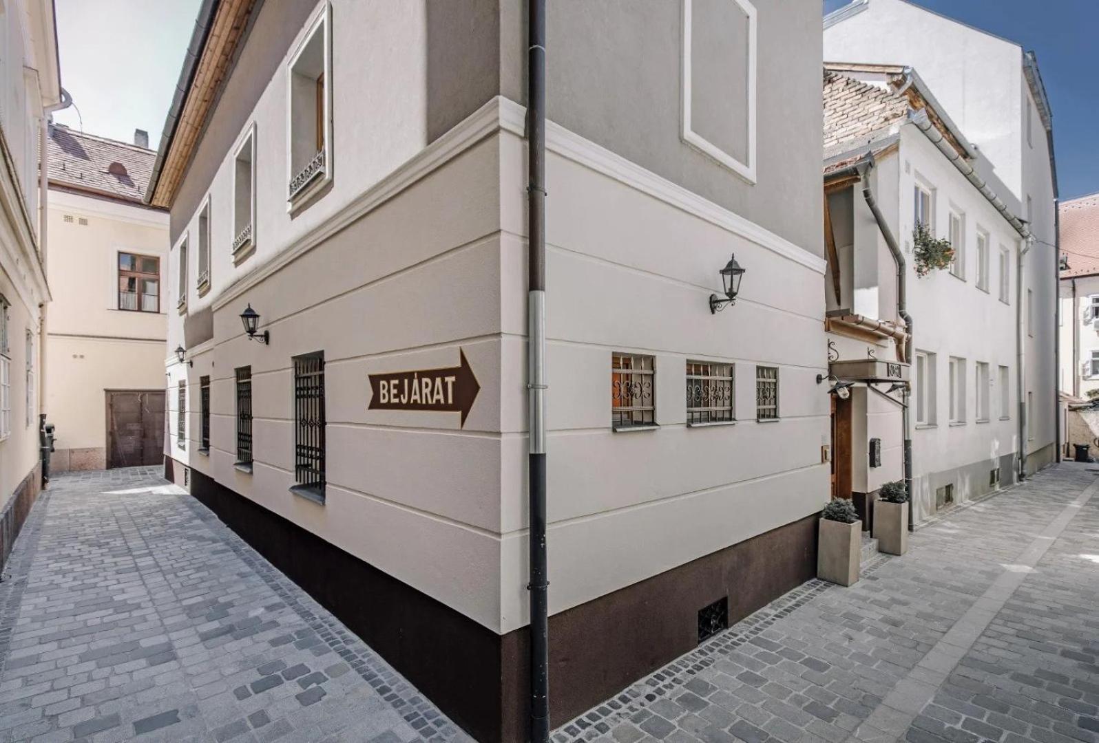 Apartmanhaz Soho Gyor Bagian luar foto